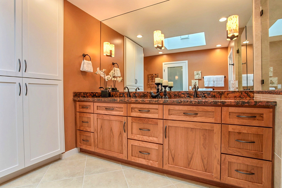 Inredning av ett klassiskt mellanstort flerfärgad flerfärgat en-suite badrum, med skåp i shakerstil, skåp i mellenmörkt trä, en dusch i en alkov, en toalettstol med hel cisternkåpa, beige kakel, porslinskakel, orange väggar, klinkergolv i porslin, ett undermonterad handfat, granitbänkskiva, beiget golv och dusch med gångjärnsdörr