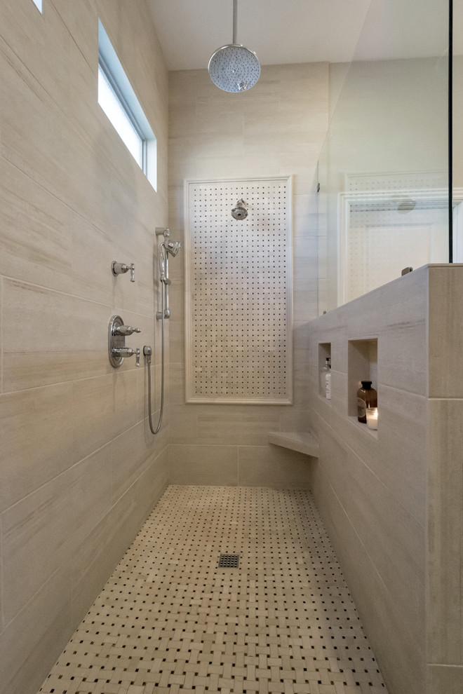 Exempel på ett mellanstort klassiskt en-suite badrum, med luckor med upphöjd panel, svarta skåp, en kantlös dusch, en toalettstol med hel cisternkåpa, beige kakel, porslinskakel, grå väggar, klinkergolv i porslin, ett nedsänkt handfat, bänkskiva i kvartsit, grått golv och med dusch som är öppen