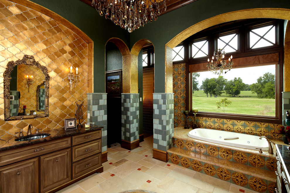 Aménagement d'une très grande salle de bain principale méditerranéenne en bois brun avec un lavabo encastré, un placard avec porte à panneau surélevé, un plan de toilette en granite, une baignoire posée, une douche à l'italienne, WC séparés, un carrelage beige, un carrelage de pierre, un mur vert et un sol en travertin.