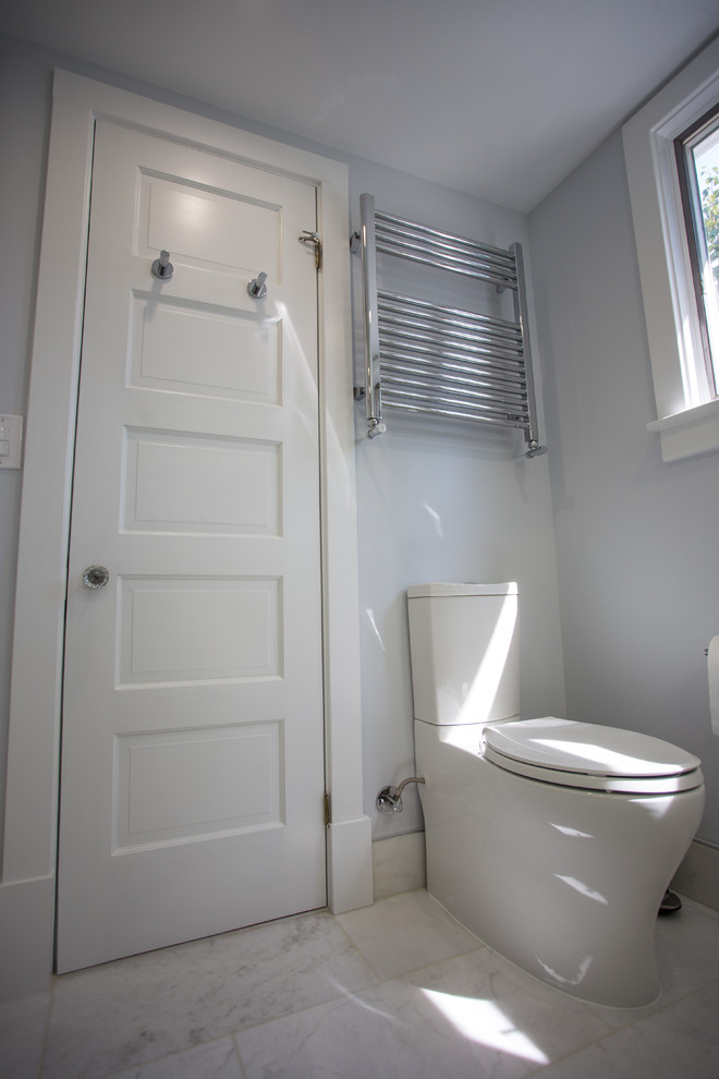 Idées déco pour une salle de bain principale moderne de taille moyenne avec un placard à porte shaker, des portes de placard blanches, une douche d'angle, WC à poser, un carrelage gris, des carreaux de céramique, un mur gris, un sol en marbre, un lavabo posé et un plan de toilette en quartz modifié.