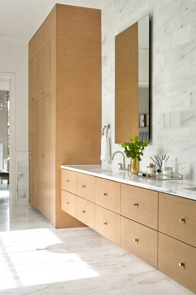 Пример оригинального дизайна: главная ванная комната в современном стиле с плоскими фасадами, фасадами цвета дерева среднего тона, белой плиткой, белыми стенами, врезной раковиной, белым полом и белой столешницей