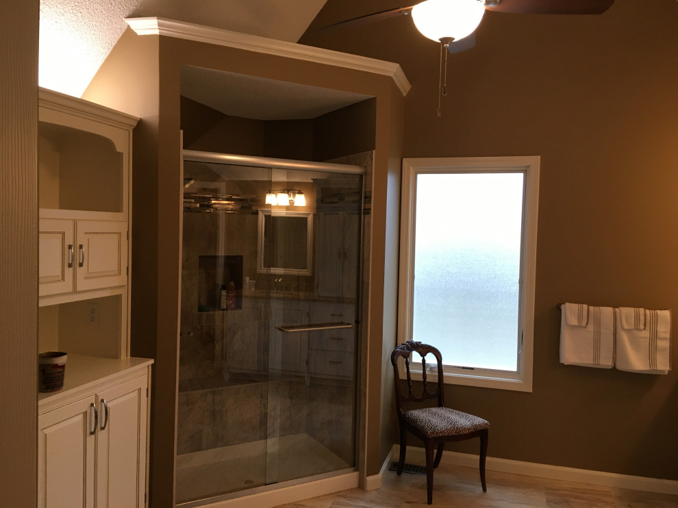 Идея дизайна: главная ванная комната среднего размера в классическом стиле с душем в нише, раздельным унитазом, полом из керамической плитки, монолитной раковиной, столешницей из гранита и тумбой под две раковины