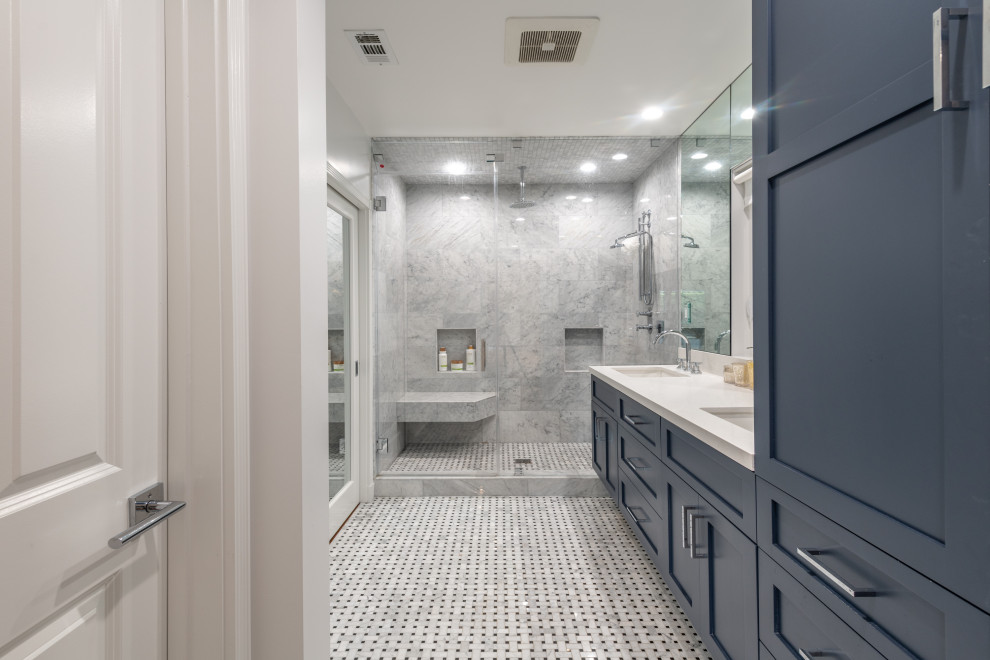 Bild på ett mellanstort 60 tals vit vitt en-suite badrum, med skåp i shakerstil, blå skåp, en dusch i en alkov, en toalettstol med hel cisternkåpa, grå kakel, porslinskakel, vita väggar, marmorgolv, ett undermonterad handfat, bänkskiva i kvarts, vitt golv och dusch med gångjärnsdörr