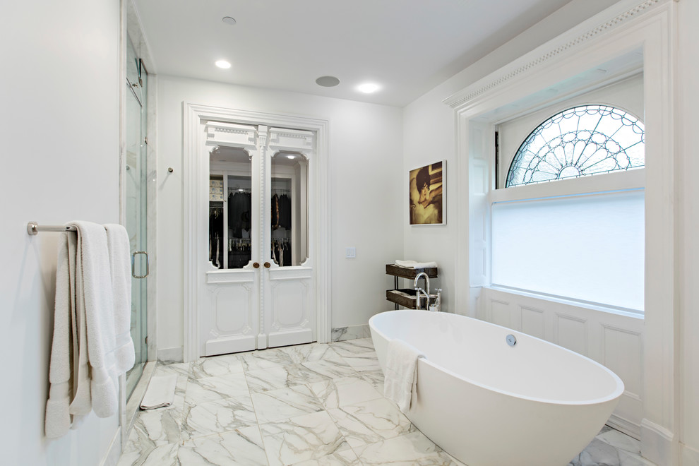 Idee per un'ampia stanza da bagno padronale chic con ante bianche, vasca freestanding, doccia alcova, WC monopezzo, piastrelle bianche, piastrelle in ceramica, pareti bianche, pavimento in marmo, lavabo rettangolare e top in marmo