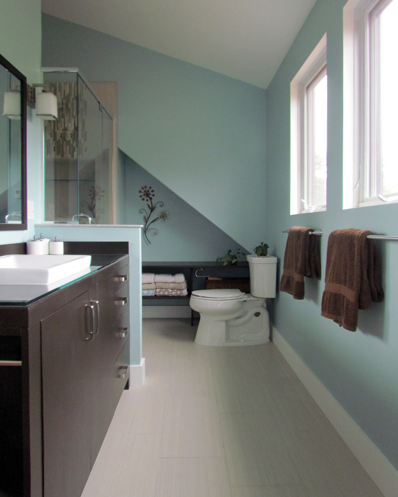 Стильный дизайн: маленькая главная ванная комната в стиле кантри с фасадами островного типа, темными деревянными фасадами, душем в нише, унитазом-моноблоком, бежевой плиткой, керамической плиткой, синими стенами, полом из керамической плитки, настольной раковиной и стеклянной столешницей для на участке и в саду - последний тренд