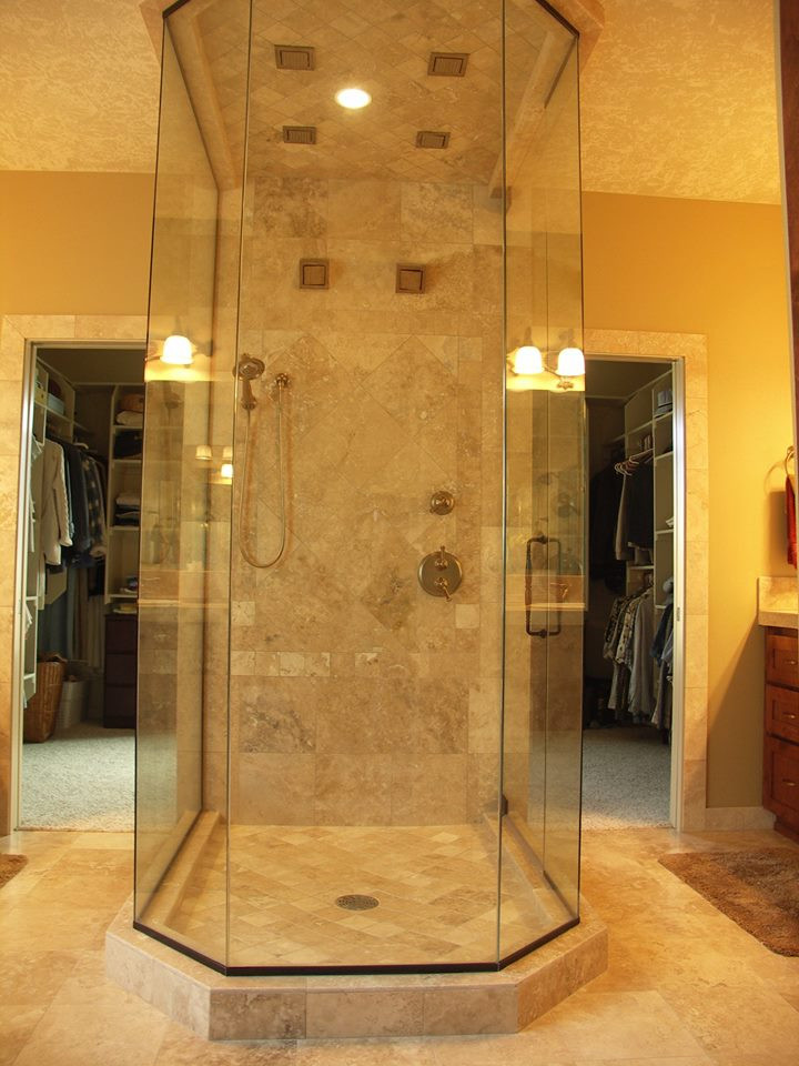 Immagine di una stanza da bagno padronale con piastrelle beige, pareti gialle, pavimento beige e porta doccia a battente