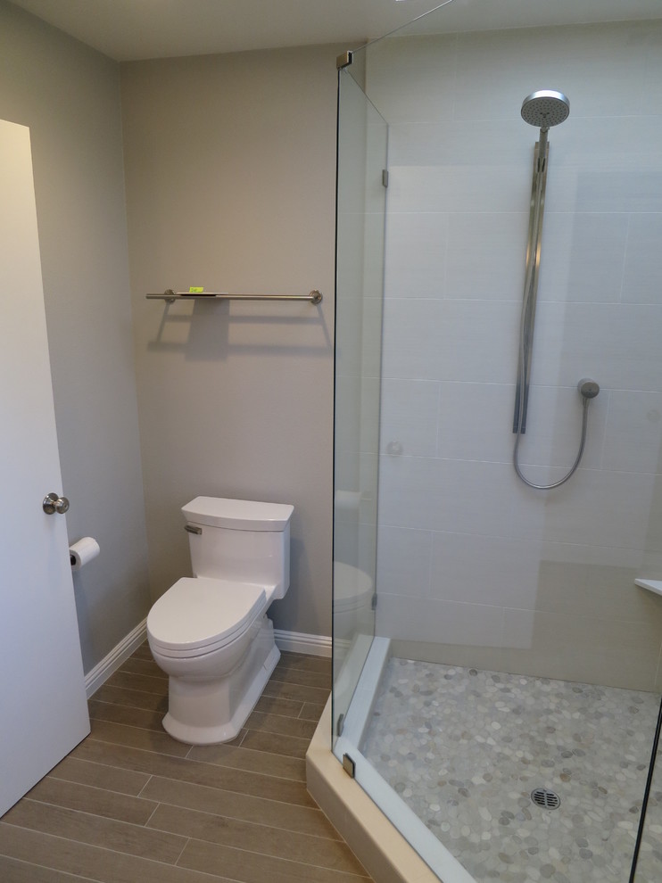 Klassisches Badezimmer mit Eckdusche, Toilette mit Aufsatzspülkasten, grauen Fliesen und Porzellanfliesen in San Francisco