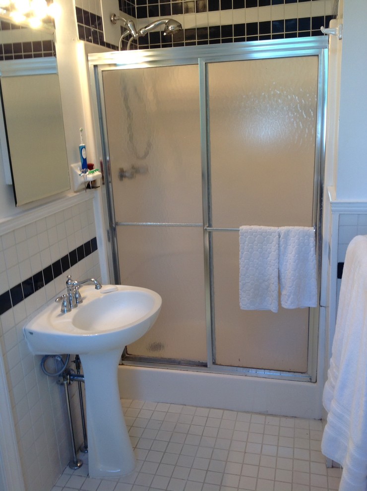 Идея дизайна: большая главная ванная комната в классическом стиле с стеклянными фасадами, душем в нише, раздельным унитазом, белой плиткой, каменной плиткой, серыми стенами, мраморным полом, консольной раковиной и мраморной столешницей