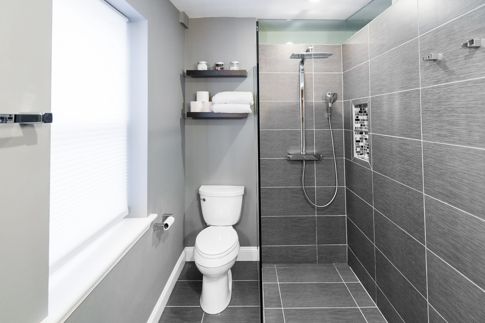Idee per una piccola stanza da bagno padronale minimalista con doccia a filo pavimento, WC a due pezzi, piastrelle grigie, piastrelle in ceramica, pareti grigie e pavimento con piastrelle in ceramica