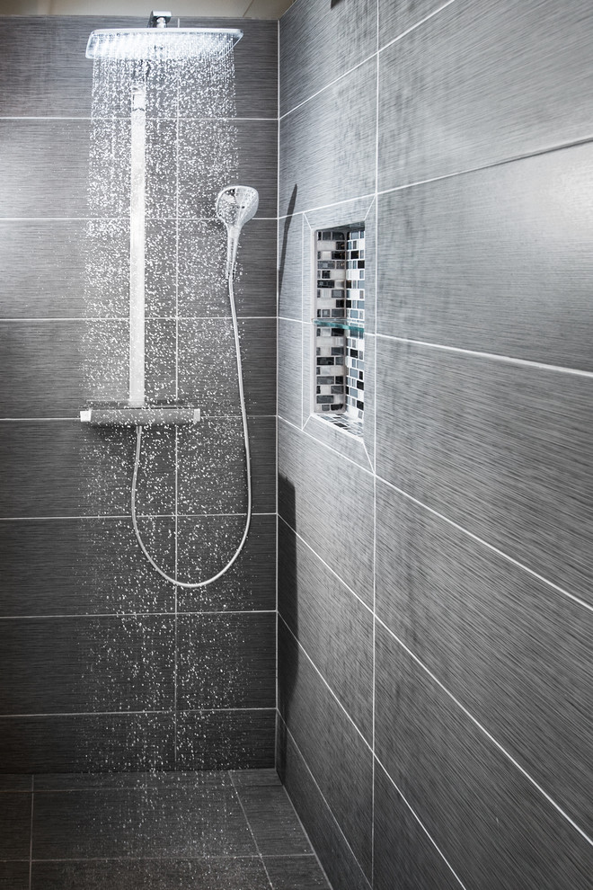 Kleines Modernes Badezimmer En Suite mit Aufsatzwaschbecken, bodengleicher Dusche, Wandtoilette mit Spülkasten, grauen Fliesen, Keramikfliesen, grauer Wandfarbe und Keramikboden in Baltimore