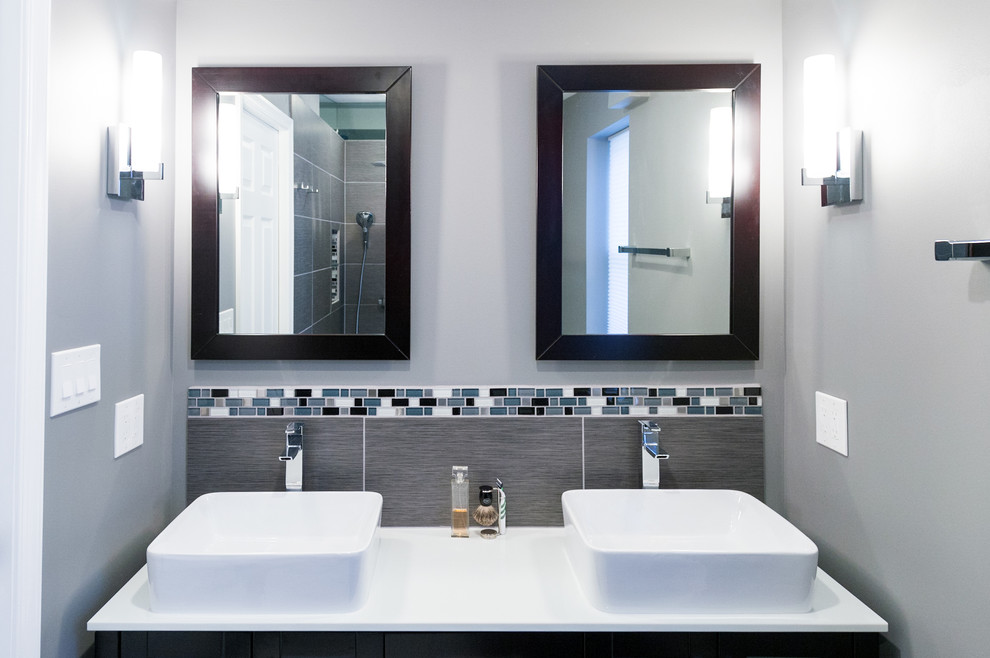 Exempel på ett litet modernt en-suite badrum, med ett fristående handfat, en kantlös dusch, en toalettstol med separat cisternkåpa, grå kakel, keramikplattor, grå väggar och klinkergolv i keramik