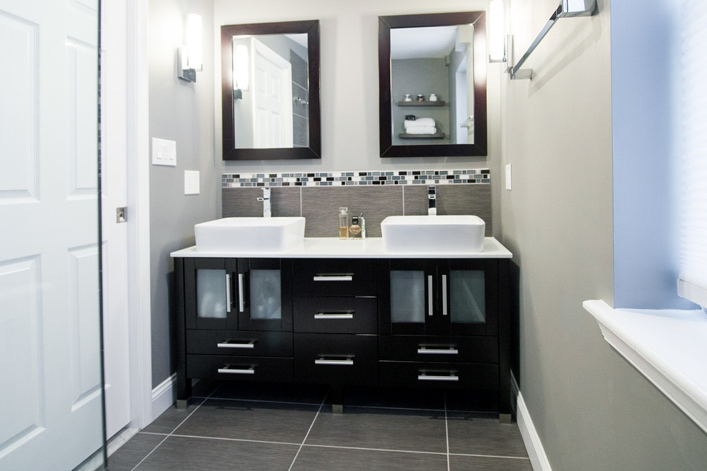 Idéer för små funkis en-suite badrum, med ett fristående handfat, en kantlös dusch, en toalettstol med separat cisternkåpa, grå kakel, keramikplattor, grå väggar och klinkergolv i keramik