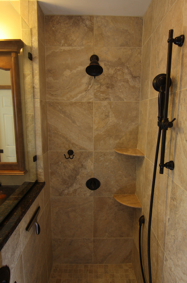 Exemple d'une petite salle de bain principale rétro en bois foncé avec un lavabo encastré, un placard avec porte à panneau surélevé, un plan de toilette en granite, une douche ouverte, WC séparés, un carrelage beige, des carreaux de porcelaine, un mur beige et un sol en carrelage de porcelaine.