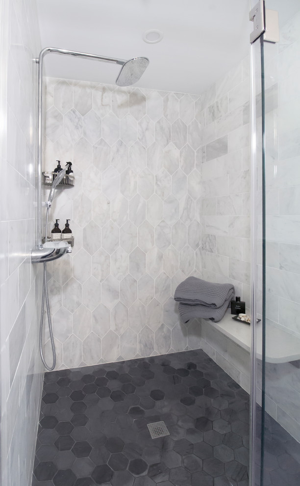 Foto på ett litet retro vit en-suite badrum, med släta luckor, grå skåp, ett fristående badkar, en dusch i en alkov, en toalettstol med hel cisternkåpa, grå kakel, marmorkakel, grå väggar, klinkergolv i porslin, ett undermonterad handfat, bänkskiva i akrylsten, grått golv och dusch med gångjärnsdörr