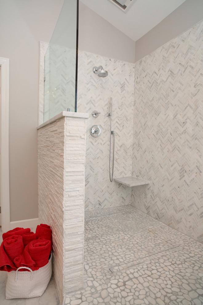 Источник вдохновения для домашнего уюта: большая главная ванная комната в классическом стиле с фасадами с выступающей филенкой, черными фасадами, отдельно стоящей ванной, открытым душем, раздельным унитазом, белой плиткой, мраморной плиткой, серыми стенами, мраморным полом, врезной раковиной, столешницей из гранита, серым полом и открытым душем