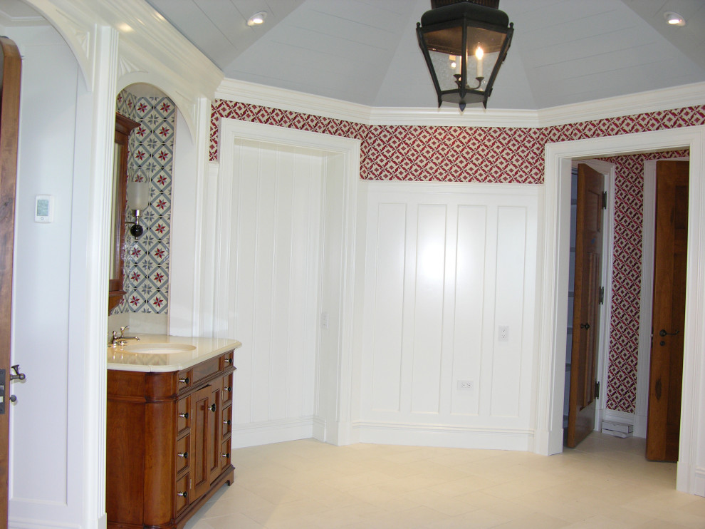 Пример оригинального дизайна: ванная комната среднего размера в классическом стиле с разноцветной плиткой, разноцветными стенами и деревянным потолком