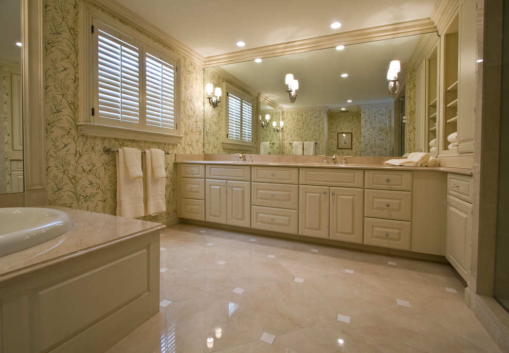 На фото: главная ванная комната среднего размера в классическом стиле с фасадами с выступающей филенкой, белыми фасадами, накладной ванной, душем в нише, бежевой плиткой, белой плиткой, каменной плиткой, зелеными стенами, мраморным полом, врезной раковиной и мраморной столешницей