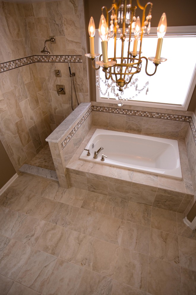 Ejemplo de cuarto de baño mediterráneo con baldosas y/o azulejos beige, baldosas y/o azulejos en mosaico y suelo de baldosas de porcelana