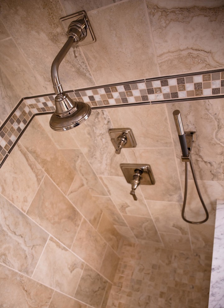 Cette photo montre une salle de bain méditerranéenne avec un carrelage beige, mosaïque et un sol en carrelage de porcelaine.