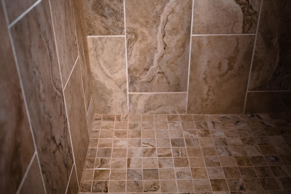 Diseño de cuarto de baño mediterráneo con baldosas y/o azulejos beige, baldosas y/o azulejos en mosaico y suelo de baldosas de porcelana