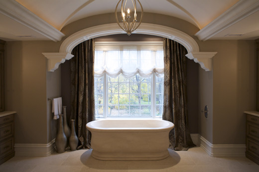 Inspiration för ett stort vintage en-suite badrum, med skåp i mellenmörkt trä, bänkskiva i kalksten, ett fristående badkar, en kantlös dusch, beige kakel, stenkakel, beige väggar och marmorgolv