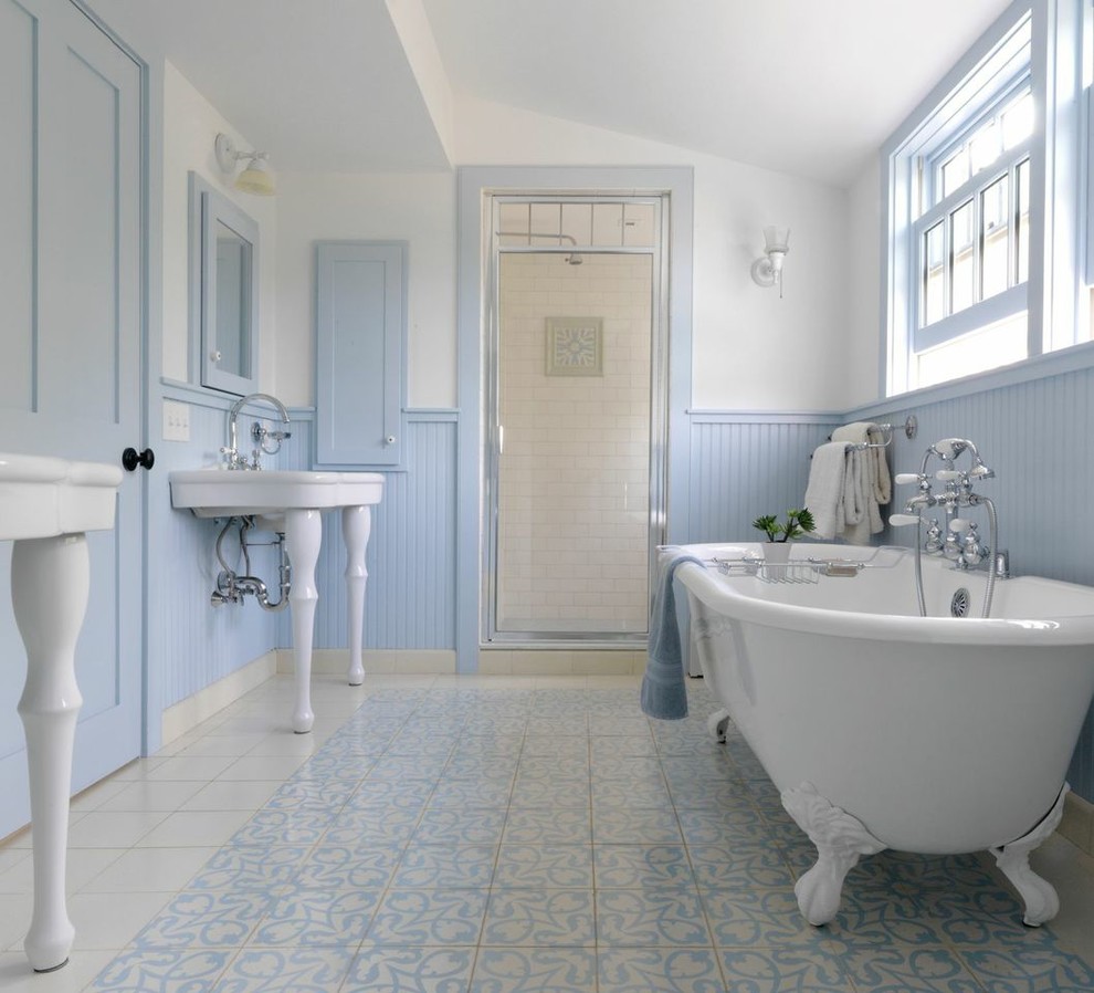 Идея дизайна: главная ванная комната в стиле кантри с консольной раковиной, фасадами в стиле шейкер, синими фасадами, ванной на ножках, разноцветной плиткой и разноцветными стенами