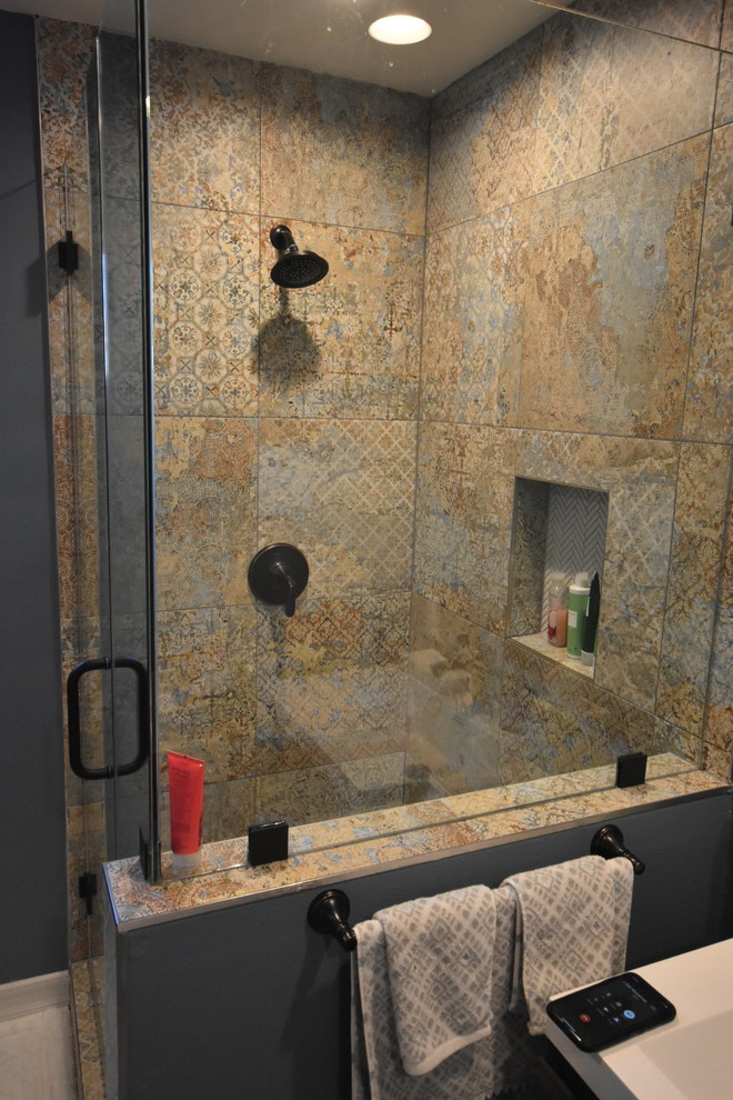 На фото: главная ванная комната среднего размера в классическом стиле с плоскими фасадами, серыми фасадами, отдельно стоящей ванной, угловым душем, раздельным унитазом, разноцветной плиткой, керамогранитной плиткой, серыми стенами, полом из керамогранита, монолитной раковиной, столешницей из искусственного кварца, разноцветным полом, душем с распашными дверями и белой столешницей