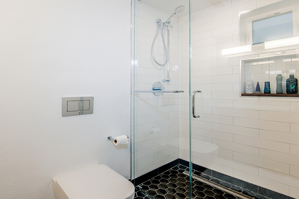 Источник вдохновения для домашнего уюта: большая главная ванная комната в стиле модернизм с плоскими фасадами, коричневыми фасадами, накладной ванной, открытым душем, инсталляцией, белой плиткой, плиткой кабанчик, белыми стенами, полом из мозаичной плитки, накладной раковиной, столешницей из кварцита, черным полом, душем с распашными дверями и белой столешницей