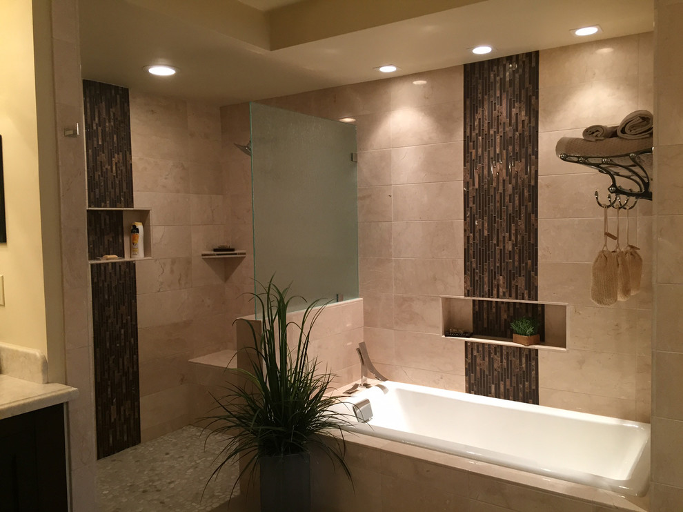 Inspiration för ett stort orientaliskt en-suite badrum, med skåp i shakerstil, skåp i mörkt trä, ett platsbyggt badkar, en dusch i en alkov, beige kakel, porslinskakel, beige väggar, klinkergolv i porslin, ett nedsänkt handfat, bänkskiva i kvarts, grått golv och med dusch som är öppen