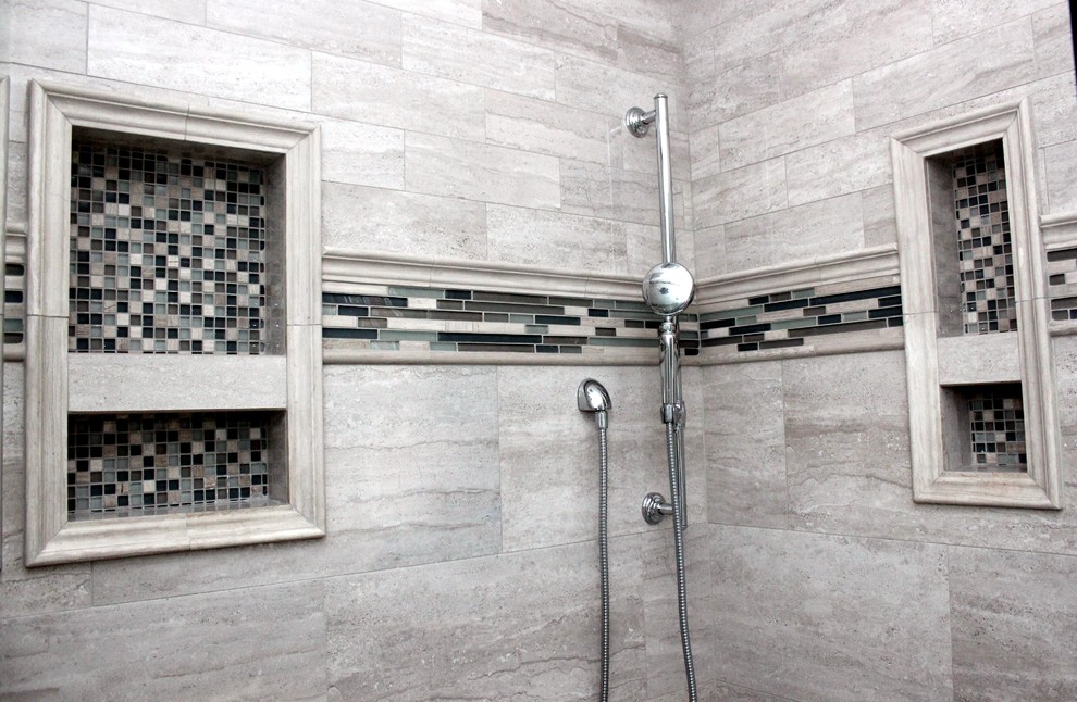 Réalisation d'une salle de bain tradition avec une douche d'angle, un carrelage gris et des carreaux de céramique.