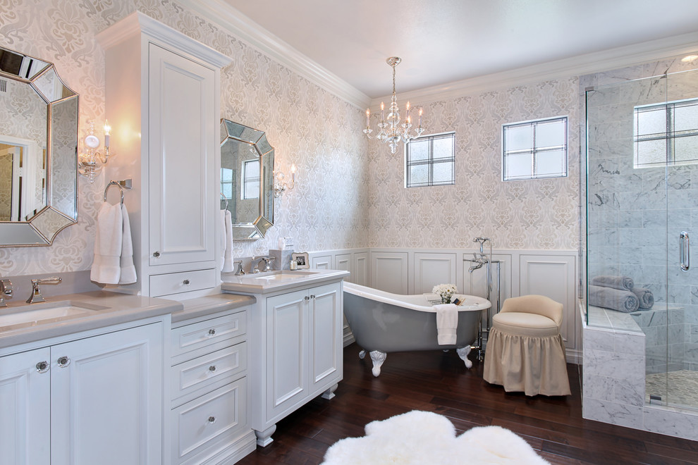 Ispirazione per un'ampia stanza da bagno classica con ante bianche, vasca con piedi a zampa di leone, doccia alcova e pareti grigie