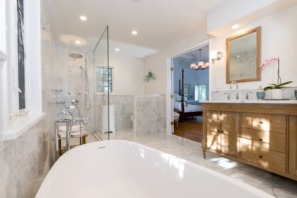 Idées déco pour une salle de bain classique en bois brun avec un lavabo encastré, un placard en trompe-l'oeil, un plan de toilette en marbre, une baignoire indépendante, une douche ouverte, WC à poser, un carrelage blanc, un carrelage de pierre, un mur blanc et un sol en marbre.