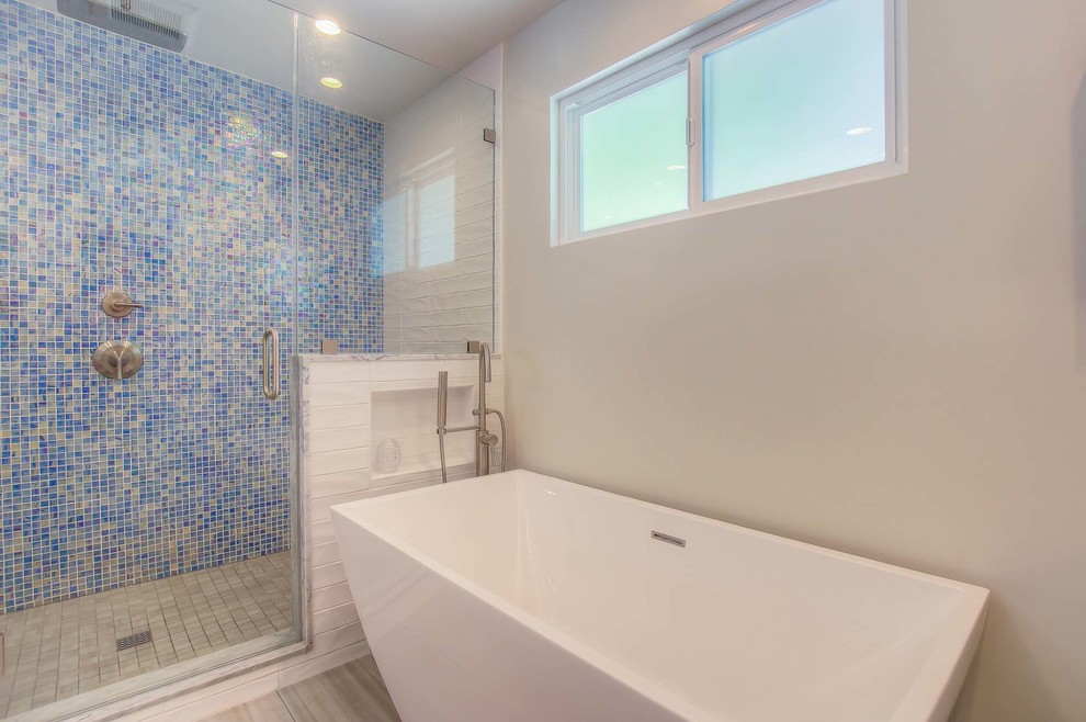 Idéer för att renovera ett stort vintage flerfärgad flerfärgat en-suite badrum, med skåp i shakerstil, vita skåp, ett fristående badkar, beige kakel, porslinskakel, klinkergolv i porslin och beiget golv