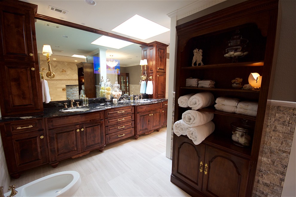 Modern inredning av ett stort en-suite badrum, med luckor med profilerade fronter, skåp i mörkt trä, ett fristående badkar, en öppen dusch, en bidé, beige kakel, beige väggar, klinkergolv i keramik, ett nedsänkt handfat och granitbänkskiva