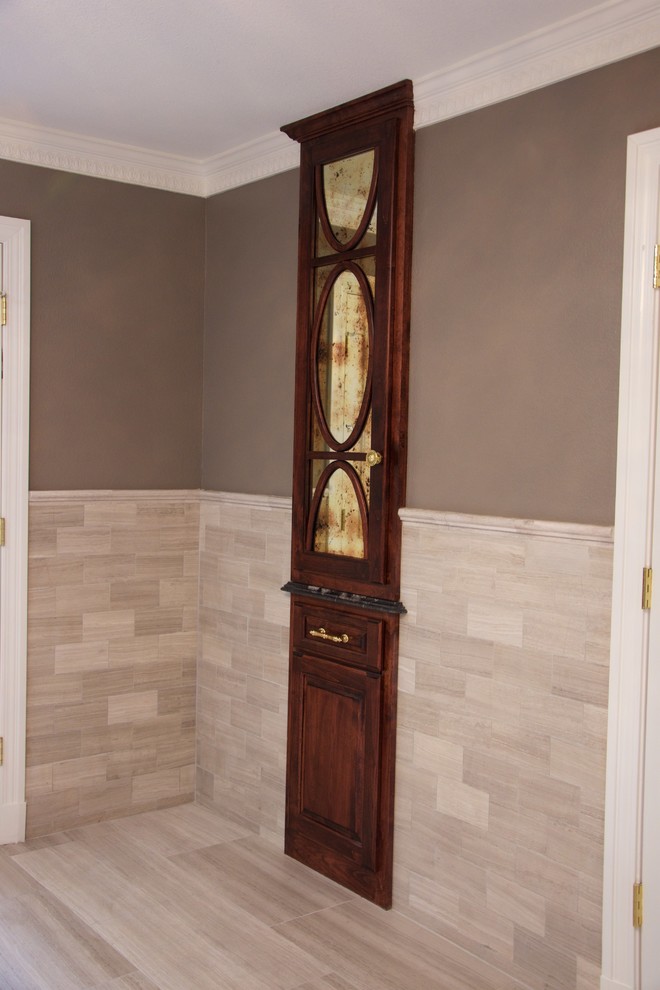 Inredning av ett modernt stort en-suite badrum, med luckor med profilerade fronter, skåp i mörkt trä, ett fristående badkar, en öppen dusch, en bidé, beige kakel, beige väggar, klinkergolv i keramik, ett nedsänkt handfat och granitbänkskiva