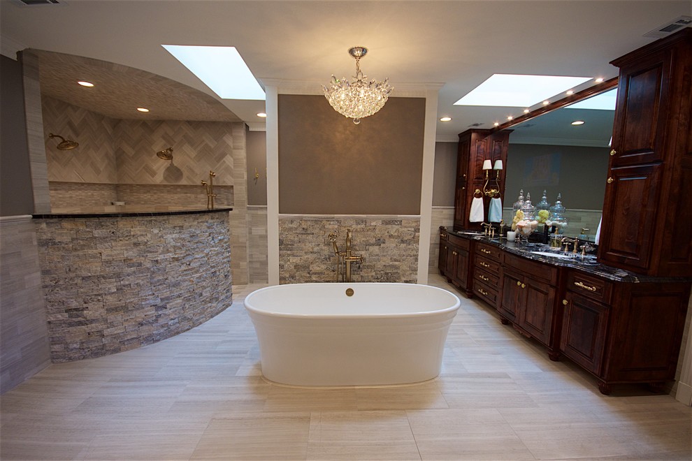 Exemple d'une grande salle de bain principale tendance en bois foncé avec un placard à porte affleurante, une baignoire indépendante, une douche ouverte, un bidet, un carrelage beige, un mur beige, un sol en carrelage de céramique, un lavabo posé et un plan de toilette en granite.