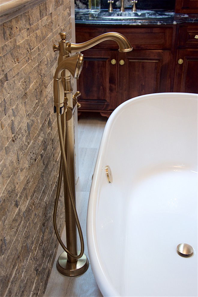 Idee per una grande stanza da bagno padronale design con ante a filo, ante in legno bruno, vasca freestanding, doccia aperta, bidè, piastrelle beige, pareti beige, pavimento con piastrelle in ceramica, lavabo da incasso e top in granito