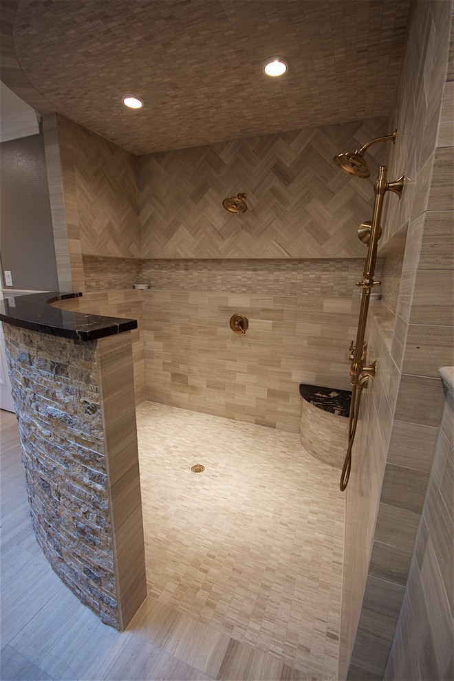 Cette photo montre une grande salle de bain principale tendance en bois foncé avec un placard à porte affleurante, une baignoire indépendante, une douche ouverte, un bidet, un carrelage beige, un mur beige, un sol en carrelage de céramique, un lavabo posé et un plan de toilette en granite.
