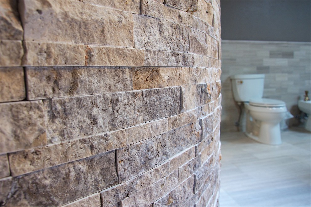 Exempel på ett stort modernt en-suite badrum, med luckor med profilerade fronter, skåp i mörkt trä, ett fristående badkar, en öppen dusch, en bidé, beige kakel, beige väggar, klinkergolv i keramik, ett nedsänkt handfat och granitbänkskiva