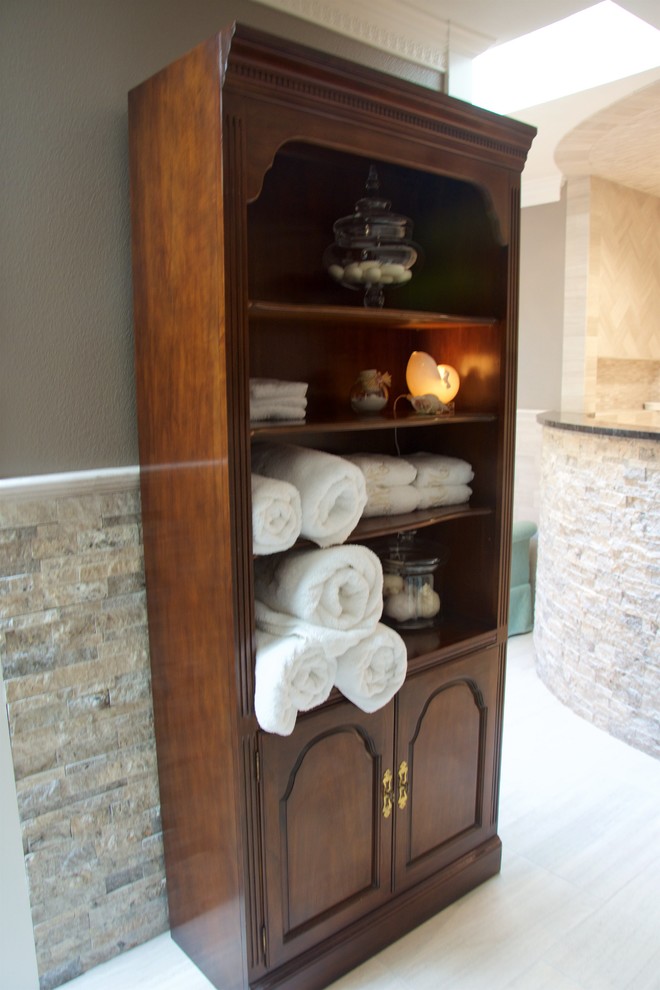 Idéer för ett stort modernt en-suite badrum, med luckor med profilerade fronter, skåp i mörkt trä, ett fristående badkar, en öppen dusch, en bidé, beige kakel, beige väggar, klinkergolv i keramik, ett nedsänkt handfat och granitbänkskiva