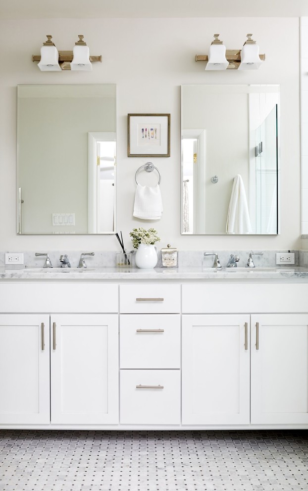Idee per una stanza da bagno padronale chic di medie dimensioni con ante in stile shaker, ante bianche, pareti bianche, pavimento in marmo, lavabo sottopiano, top in marmo e pavimento grigio