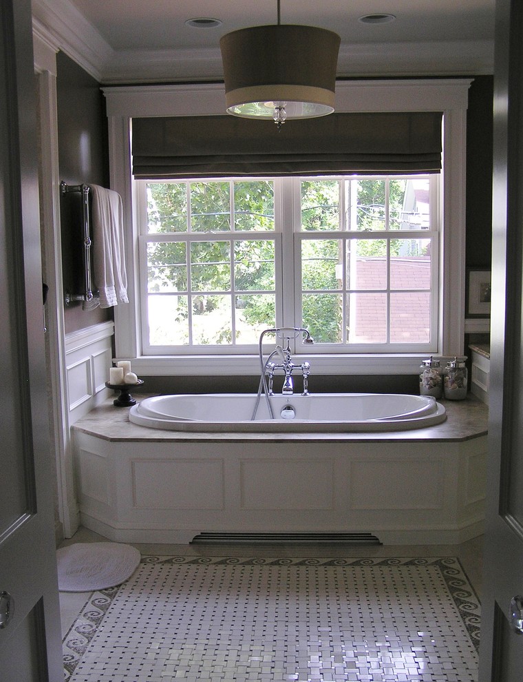Пример оригинального дизайна: главная ванная комната в стиле неоклассика (современная классика) с фасадами с декоративным кантом, белыми фасадами, накладной ванной, душем в нише, белой плиткой, каменной плиткой, мраморным полом, врезной раковиной и мраморной столешницей