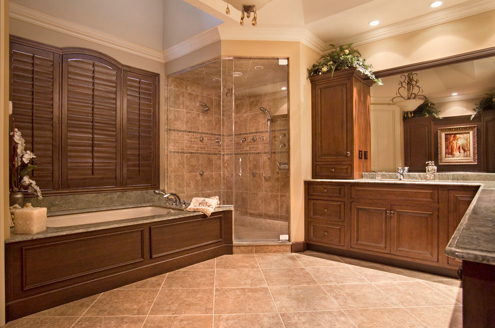 Exempel på ett klassiskt en-suite badrum, med luckor med infälld panel, skåp i mellenmörkt trä och cementgolv
