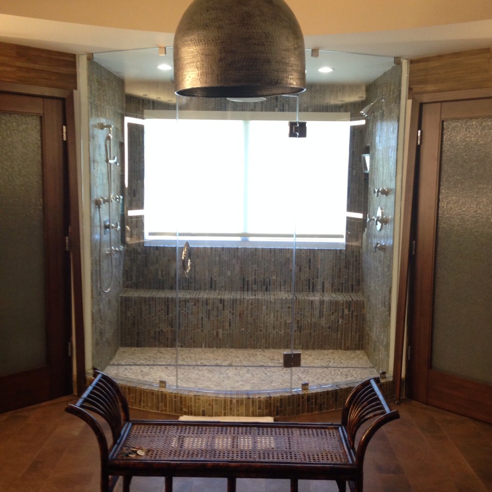 Foto di una stanza da bagno padronale tradizionale con ante lisce, ante in legno bruno e top in cemento