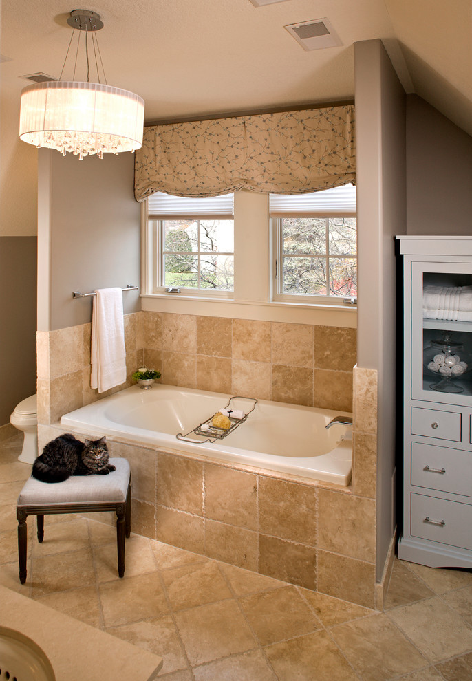 Modelo de cuarto de baño tradicional con baldosas y/o azulejos de travertino