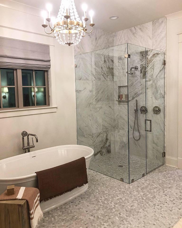 Идея дизайна: большая главная ванная комната в стиле неоклассика (современная классика) с фасадами с утопленной филенкой, серыми фасадами, отдельно стоящей ванной, душем без бортиков, белой плиткой, мраморной плиткой, белыми стенами, полом из мозаичной плитки, врезной раковиной, столешницей из гранита, серым полом, душем с распашными дверями и бежевой столешницей