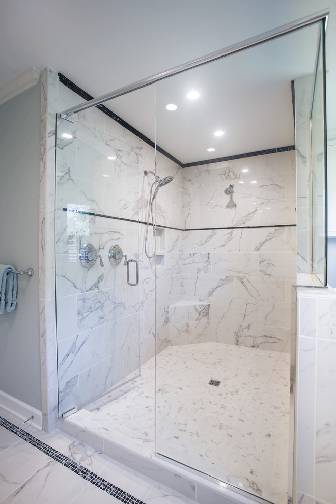 Foto på ett mellanstort medelhavsstil en-suite badrum, med ett undermonterad handfat, skåp i shakerstil, vita skåp, granitbänkskiva, en dubbeldusch, en toalettstol med hel cisternkåpa, flerfärgad kakel, porslinskakel, grå väggar och marmorgolv