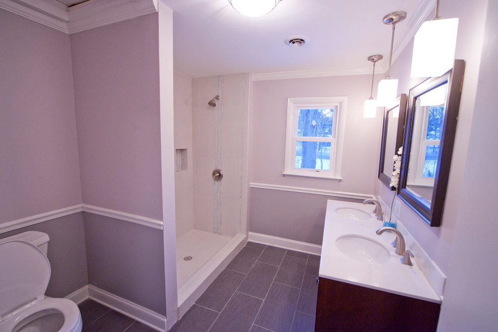 Пример оригинального дизайна: главная ванная комната среднего размера в современном стиле с двойным душем, белой плиткой, керамической плиткой, синими стенами и полом из керамической плитки