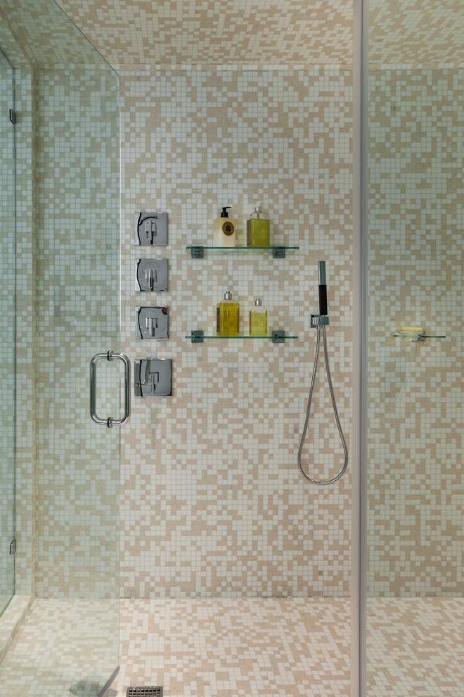 Modernes Badezimmer En Suite mit flächenbündigen Schrankfronten, hellbraunen Holzschränken, Eckdusche, Toilette mit Aufsatzspülkasten, beigen Fliesen, Mosaikfliesen, bunten Wänden, Aufsatzwaschbecken und Mineralwerkstoff-Waschtisch in Miami