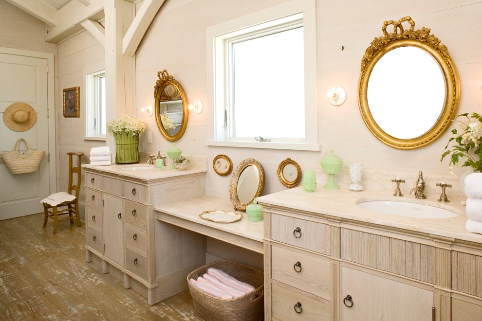 Стильный дизайн: ванная комната в стиле кантри с светлыми деревянными фасадами, паркетным полом среднего тона, бежевыми стенами и плоскими фасадами - последний тренд